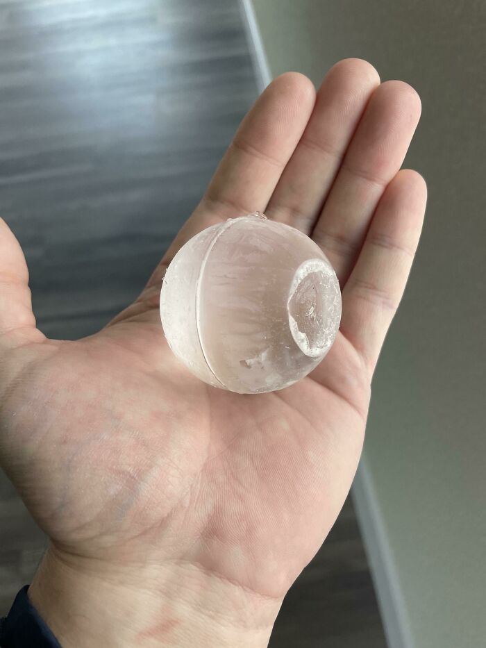 Nuestro congelador se supone que hace hielo en forma de esfera, pero en vez de eso hace hielo en forma de estrella de la muerte