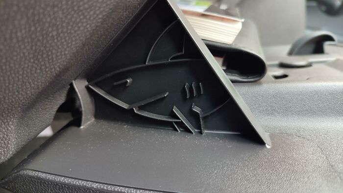 Todos los coches Vauxhall construidos desde 2004 tienen un tiburón escondido en algún lugar del coche. Encontré el mío en la guantera