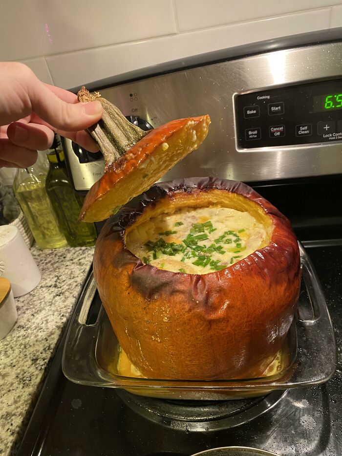 Mi novia hizo un guiso dentro de una calabaza