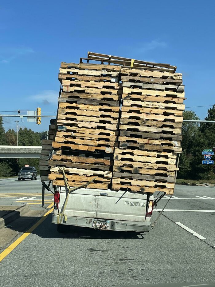 Tuve que seguir a este tipo después de que hiciera una recogida en el almacén