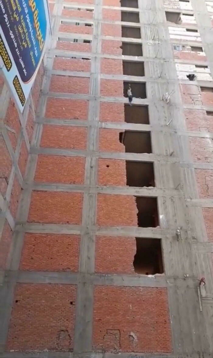 En Egipto, los trabajadores utilizaban elevadores de carga de construcción como ascensores