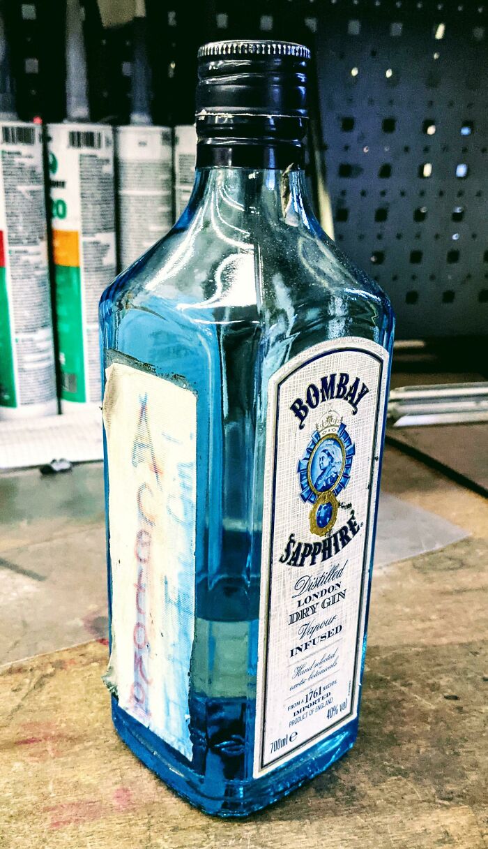 Botella de acetona en medio de la repisa 