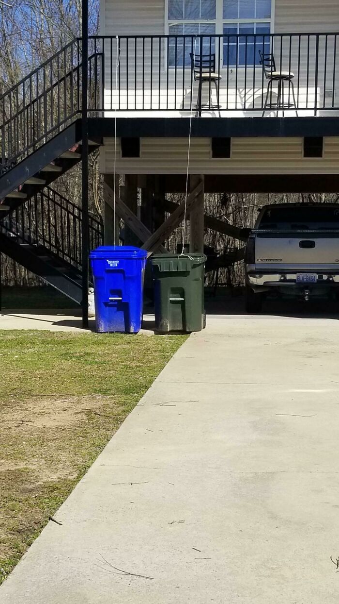 Ata una cuerda a tus cubos de basura para no tener que bajar las escaleras