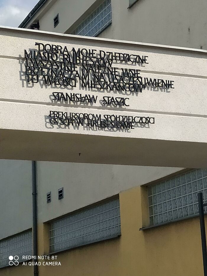 Entre las sombras y lo cerca que están las letras unas de otras, no hay quien lo lea