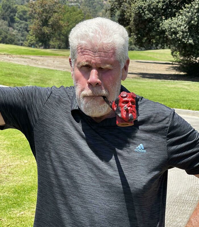 Tallé esta pipa Hellboy de madera de brezo para Ron Perlman y me envió una foto