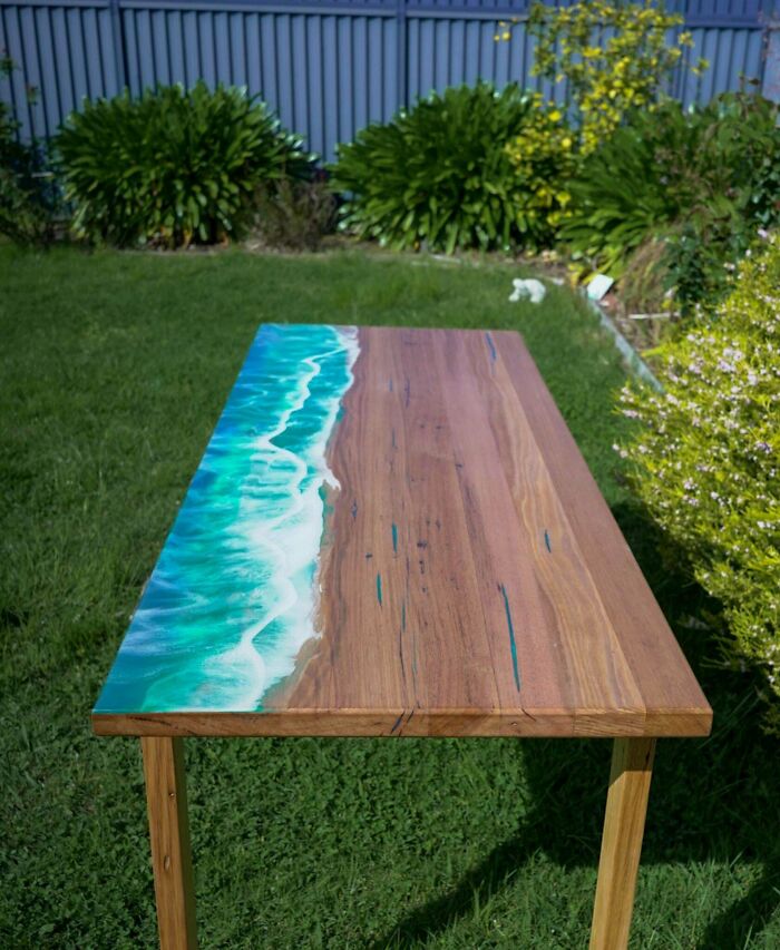 Mi esposa quería una mesa de estudio/pasatiempo y yo quería experimentar con resina epóxica. Esta es mi primera mesa de resina epóxica y hay muchos errores de cerca, pero en general no es una mala obra.