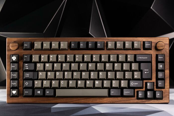 ¡Aquí hay una carcasa de teclado con mucha clase que hice! La carcasa está hecha de nogal