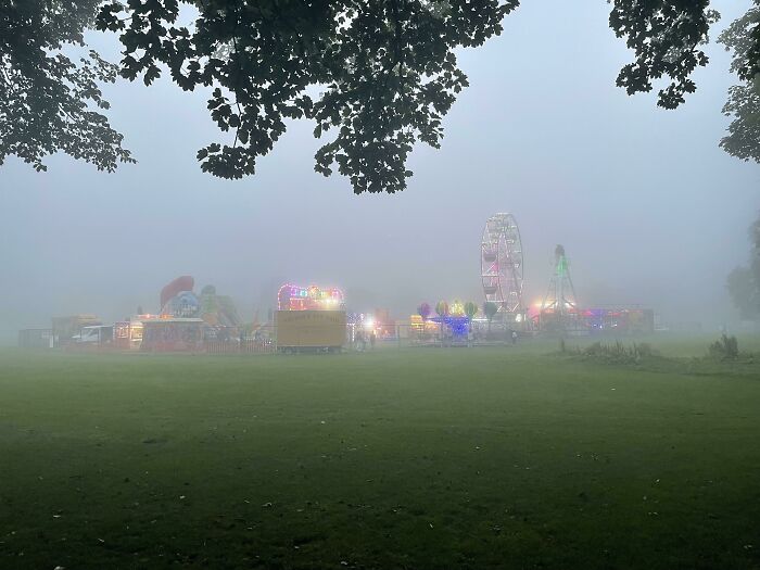 La niebla hace que la feria sea algo inquietante