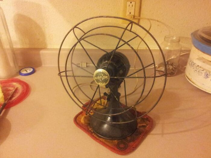 Me encantan estos viejos ventiladores. Este mueve más aire que mi ventilador de caja, ¡y es más silencioso! No he sido capaz de señalar una fecha