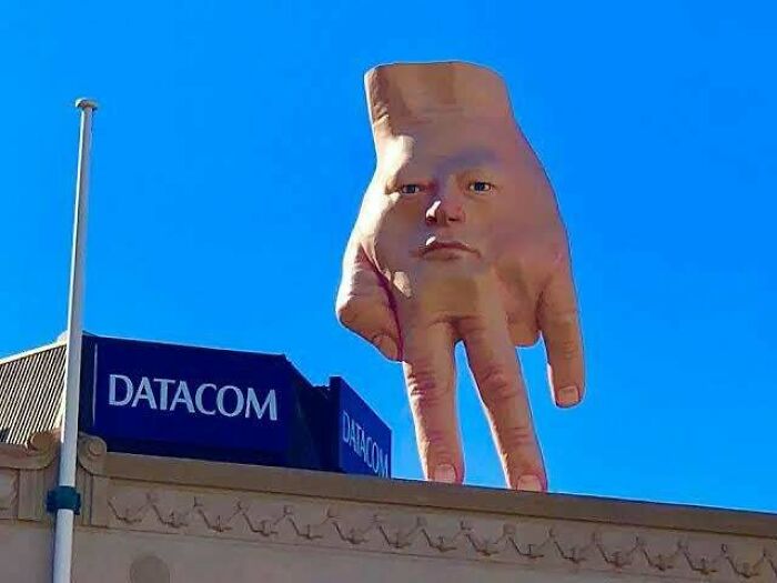 Espeluznante escultura híbrida de mano y rostro de Wellington, Nueva Zelanda