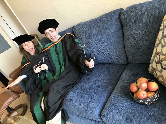 Mi esposa y yo nos graduamos hoy de la Escuela de Medicina