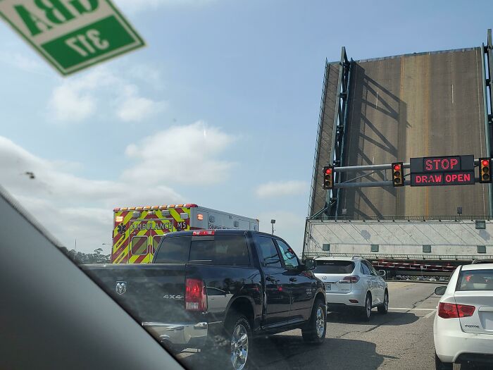 Hoy me quedé atrapada detrás de un puente levadizo. Una ambulancia también