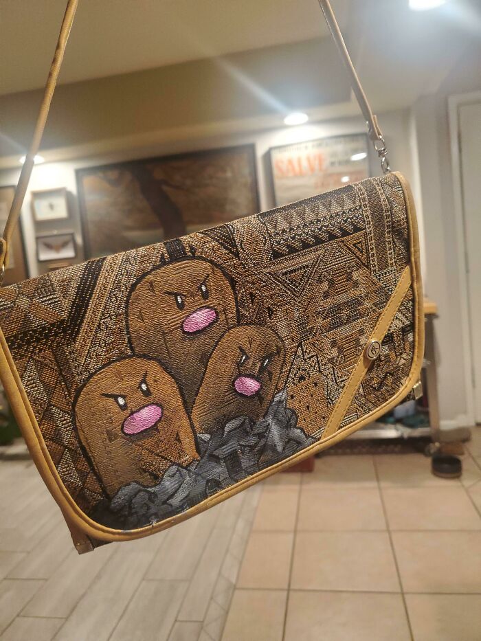 ¿Qué os parece repintar un bolso de segunda mano? Me pareció que necesitaba un dugtrio