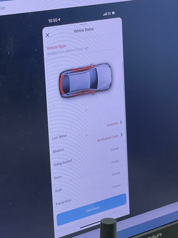 El cliente está escribiendo emails y llamando para saber por qué sus ventanas y puertas están abiertas.... Mientras el coche está en un concesionario Mercedes