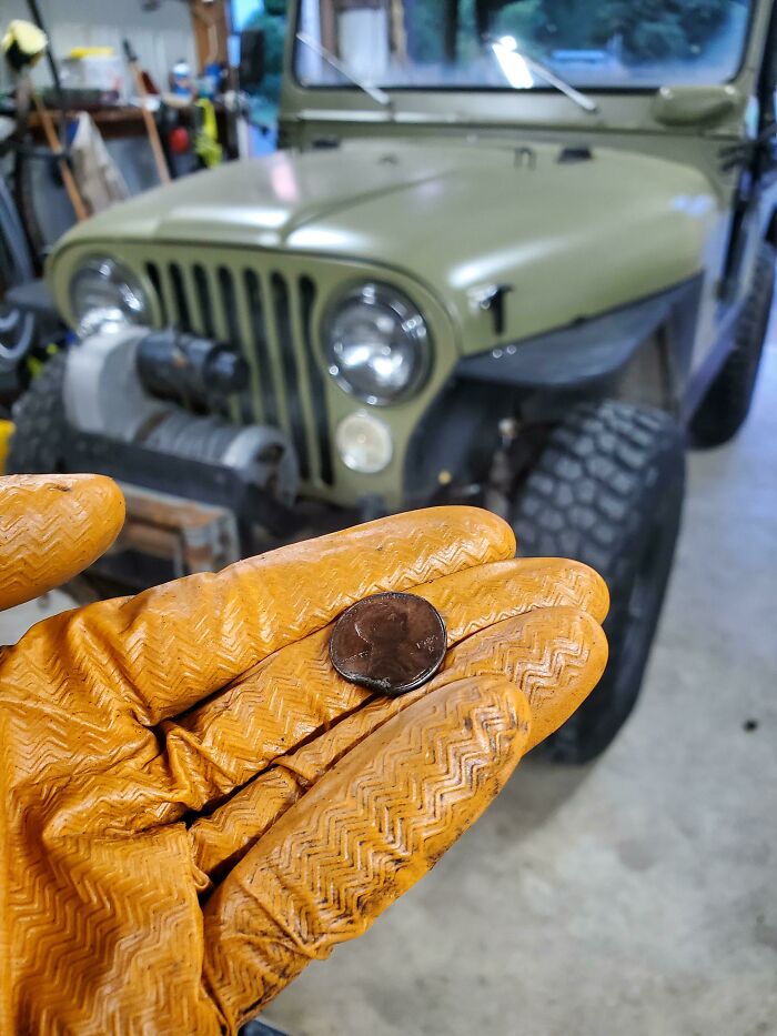 Este Jeep se quedó sin suerte. Salió un centavo del agujero de drenaje de la transmisión