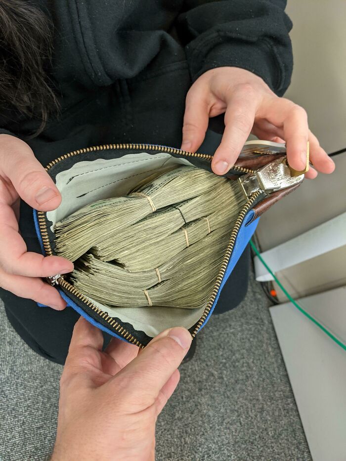 Acaba de salir del taller y ha pagado 900 de sus 1400 dólares en billetes de un dólar. Hay otra fila de fajos debajo de esta en esa bolsa. Tampoco es el mismo cliente de la última vez