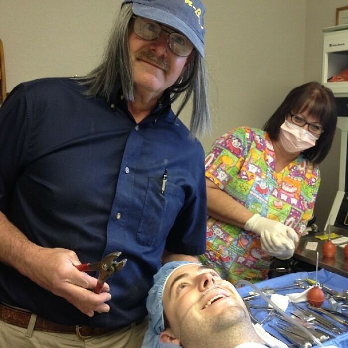 A mi compañero de trabajo le quitaron las muelas del juicio el otro día, el médico le dijo que le haría una foto divertida mientras estaba anestesiado