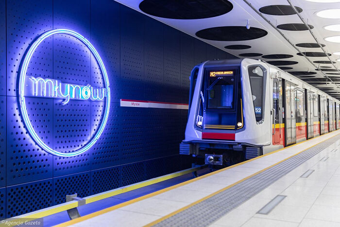 El metro de Varsovia. Como es un sistema muy nuevo, las estaciones tienen un aspecto increíble. Además, es una de las redes de metro más limpias de Europa