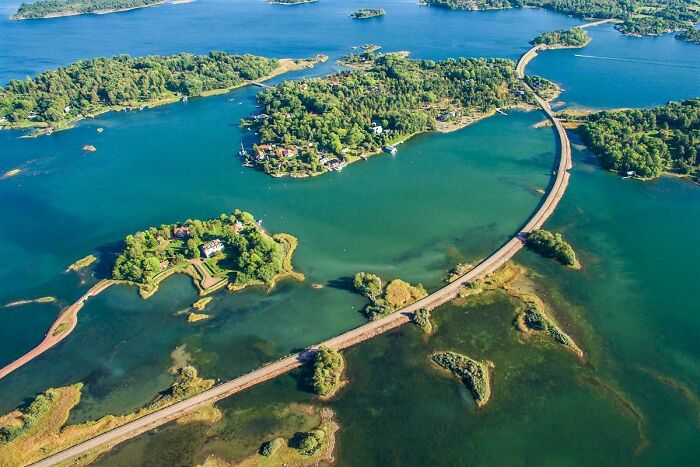 Una carretera que conecta diferentes islas en las Islas Aland