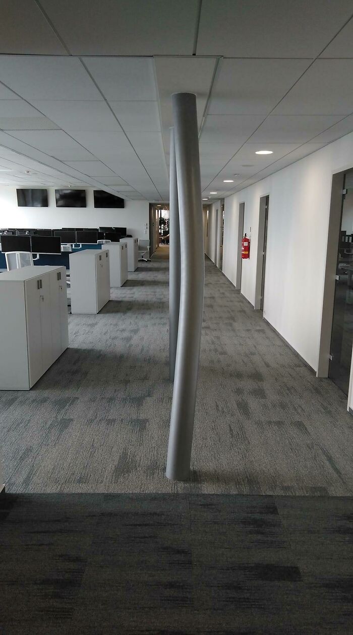 Este pilar estaba recto la semana pasada. Este es el primer piso de un edificio de siete plantas