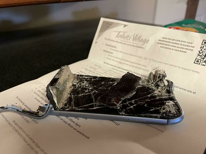 Primera noche de vacaciones. Fuimos a sacar el sofá cama para los niños, escuchamos un fuerte sonido de crujido... El iPhone de mi hijo se cayó entre los cojines y quedó atrapado en las articulaciones del marco de la cama…