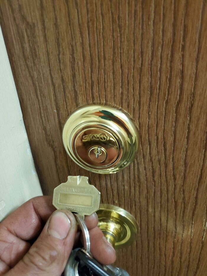 Ayer mi bolígrafo explotó en mi secadora. Hoy me pasa esto al llegar a casa después de otro día de trabajo de 13 horas. Toma un trago por mí hoy, por favor