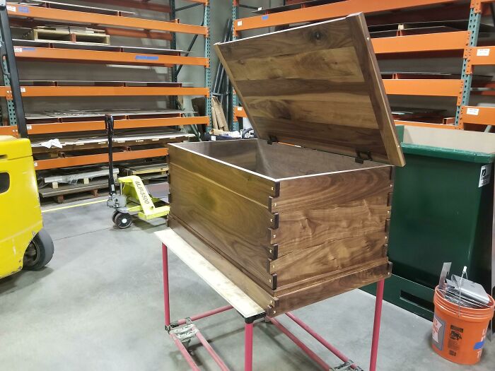 Un cofre para mantas que hice para mi futura esposa, nos casamos el sábado. Está hecho de madera de nogal y tapones de latón