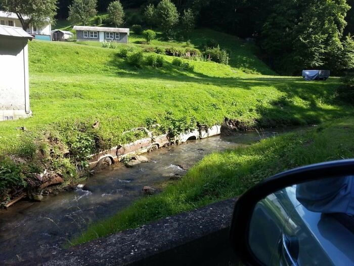 Autos viejos que se convirtieron en la orilla del río