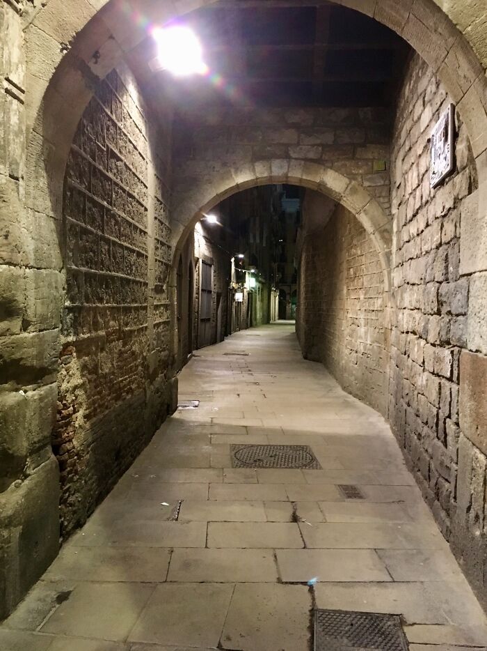 Calle medieval tarde en la noche, Barcelona