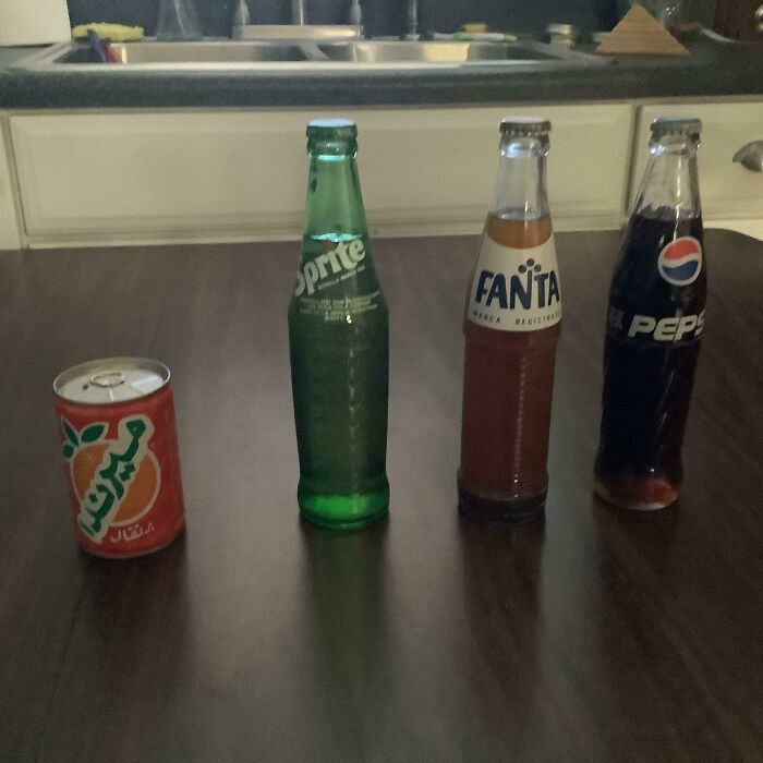 Encontré una caja con botellas viejas de gaseosas de hace 30 o 35 años. Probablemente haya unas 50 allí, y pensé que sería genial compartirlo