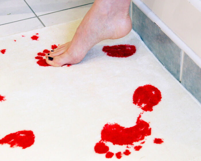 Alfombra que cambia de color y se vuelve roja cuando se moja