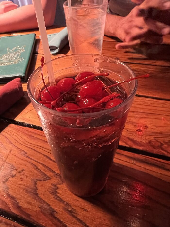 Pusieron algunas cerezas en la Coca-Cola con cerezas