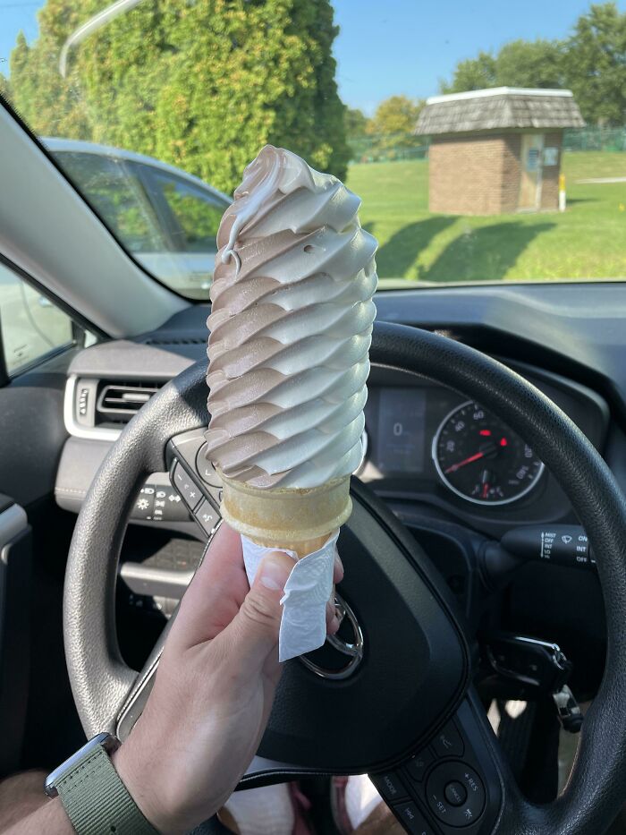 ¡Helado de vainilla y chocolate de una tienda local!