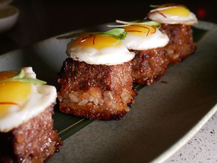 Wagyu, pastel de arroz, huevo de codorniz, miso de soja