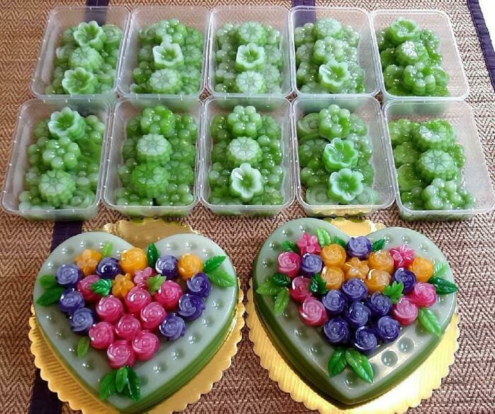 Mi madrastra prepara dulces tailandeses para venderles a sus amigos, y creo que se ven impresionantes (postre tailandés de gelatina en capas)
