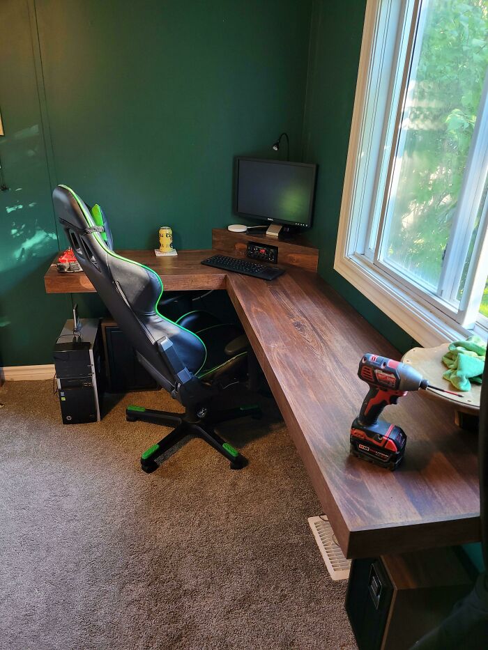 Hice un escritorio con unas tablas de caoba que saqué de la basura. La silla gamer la encontré en la acera 