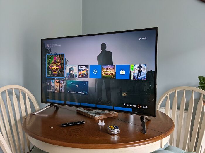 Alguien tiró un Smart TV 4k de 40 pulgadas que funciona perfectamente bien. ¡Qué locura, pero ahora es mío!