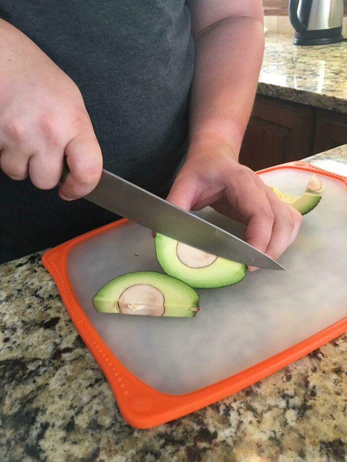La forma en que mi novio cortó este aguacate