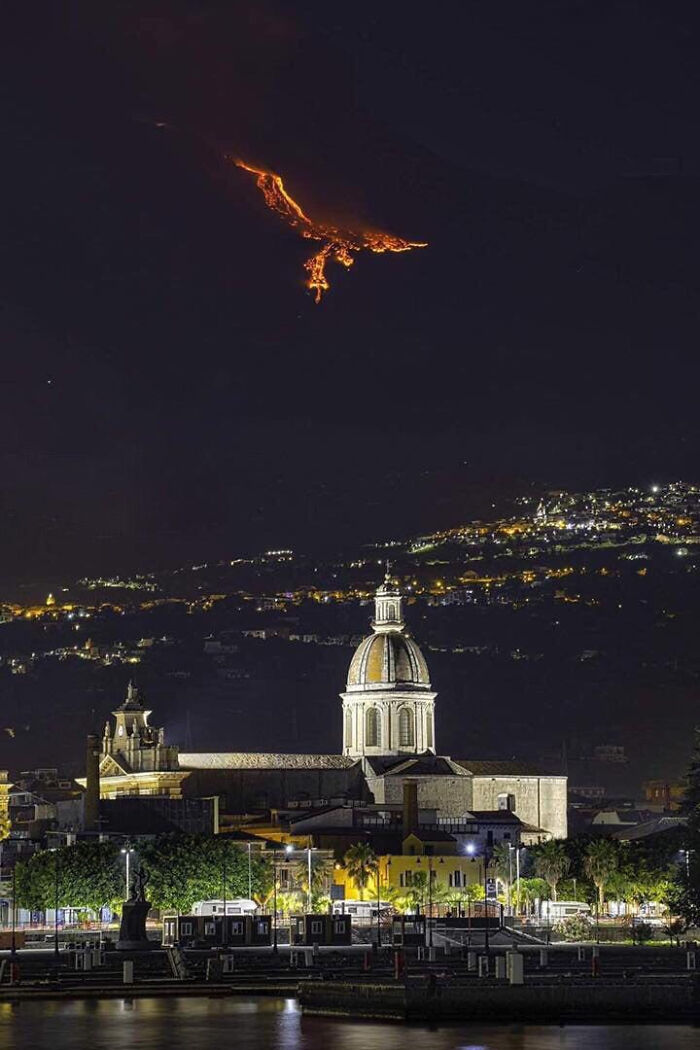 Erupción en el volcán Etna que parece un fénix
