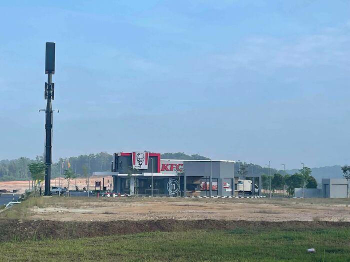 Es difícil de captar en dos fotos, pero aquí hay un nuevo KFC en medio de una selva tropical despejada en Malasia, listo para que se construya una urbanización a su alrededor