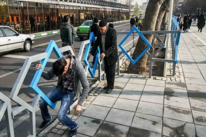 ¿Intentas cruzar la calle? Lástima. La calle es solo para carros. Teherán