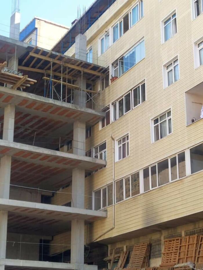 Un apartamento en Estambul está unido a otro edificio
