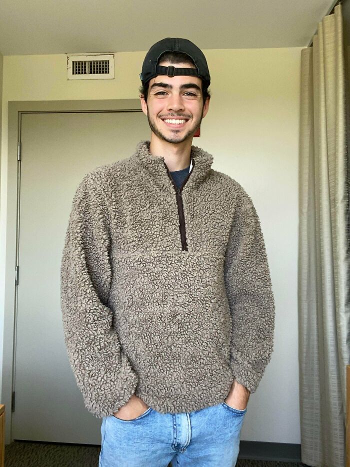 Hice esta sudadera con una manta que conseguí en mi tienda de segunda mano y es probablemente mi cosa favorita que he hecho hasta ahora