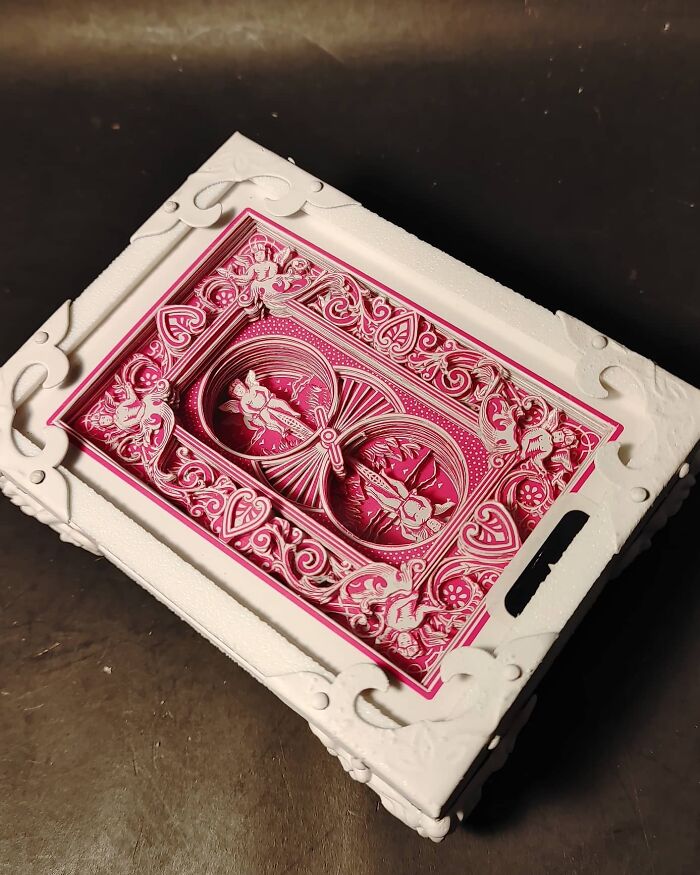 Corté a mano naipes para convertirlos en arte 3D con una navaja X-Acto