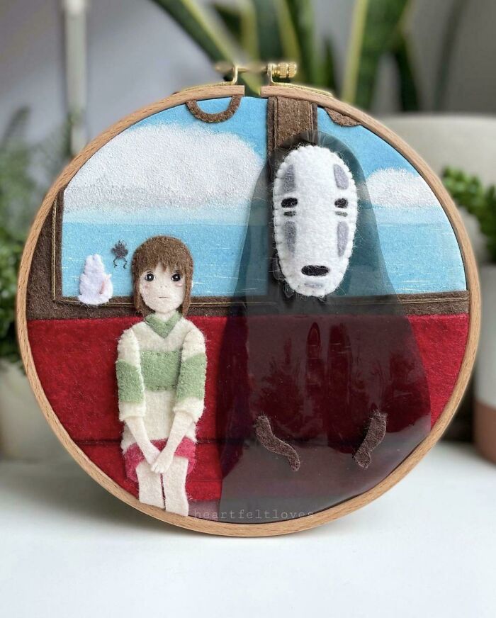 Un bordado de fieltro de la escena del tren de El viaje de Chihiro que hice, tratando de construir una pared de fieltro de Ghibli para mí