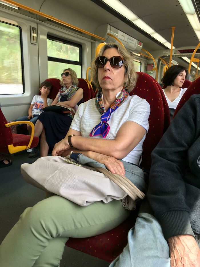 Estas 2 señoras del tren son iguales pero no se conocen