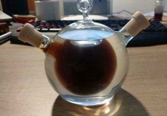 Una botella de ron dentro de una botella de vodka