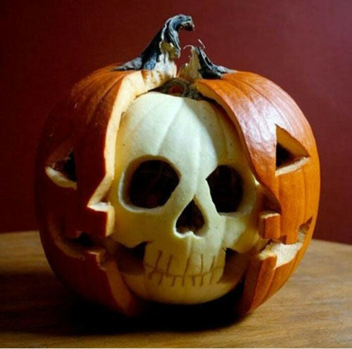 Una calavera de calabaza dentro de una calabaza