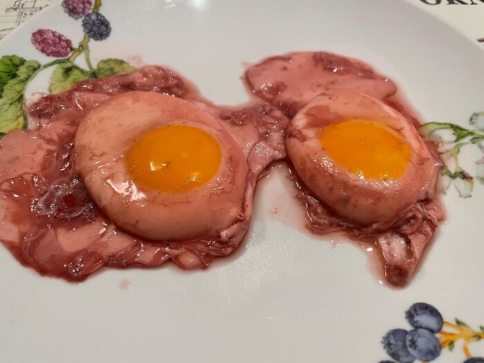 No hiervas los huevos con arroz rojo, simplemente no lo hagas