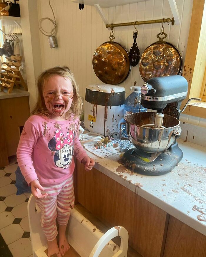 Quiso ayudar a hacer su propia tarta de cumpleaños